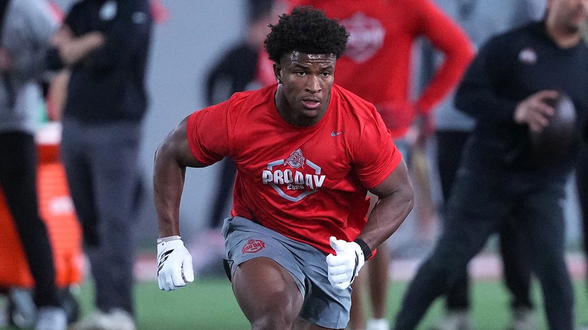 Caleb Downs participa en ejercicios bajo techo con el uniforme de los Ohio State Buckeyes.