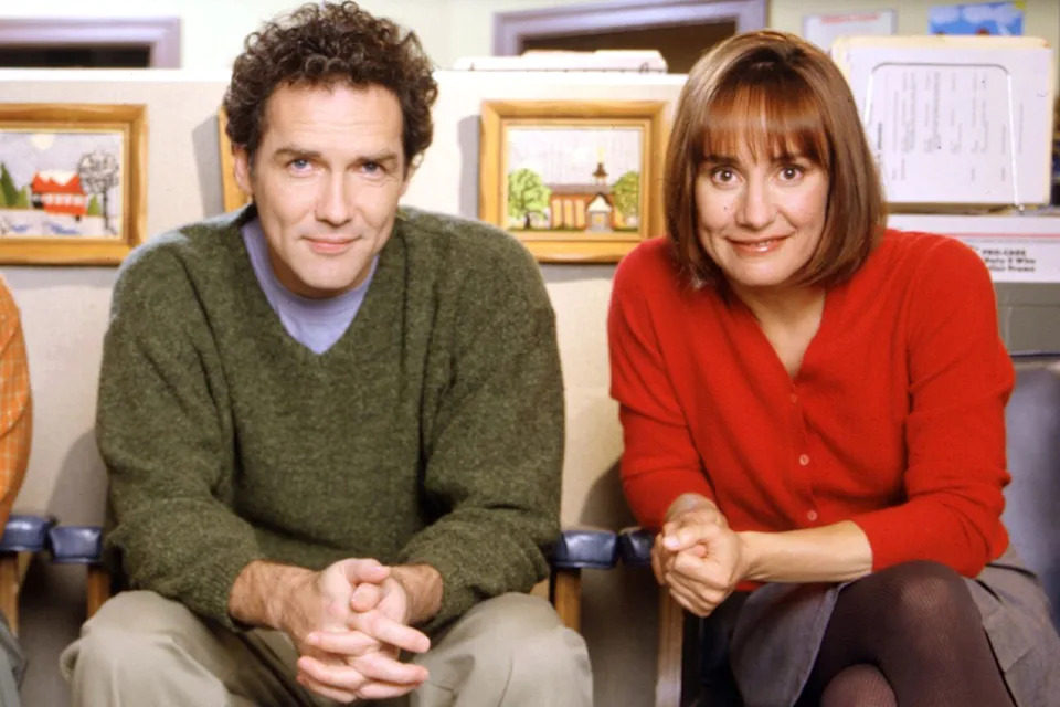 Norm McDonald y Laurie Metcalf en 'The Norm Show' Crédito: Warner Bros./Cortesía Colección Everett