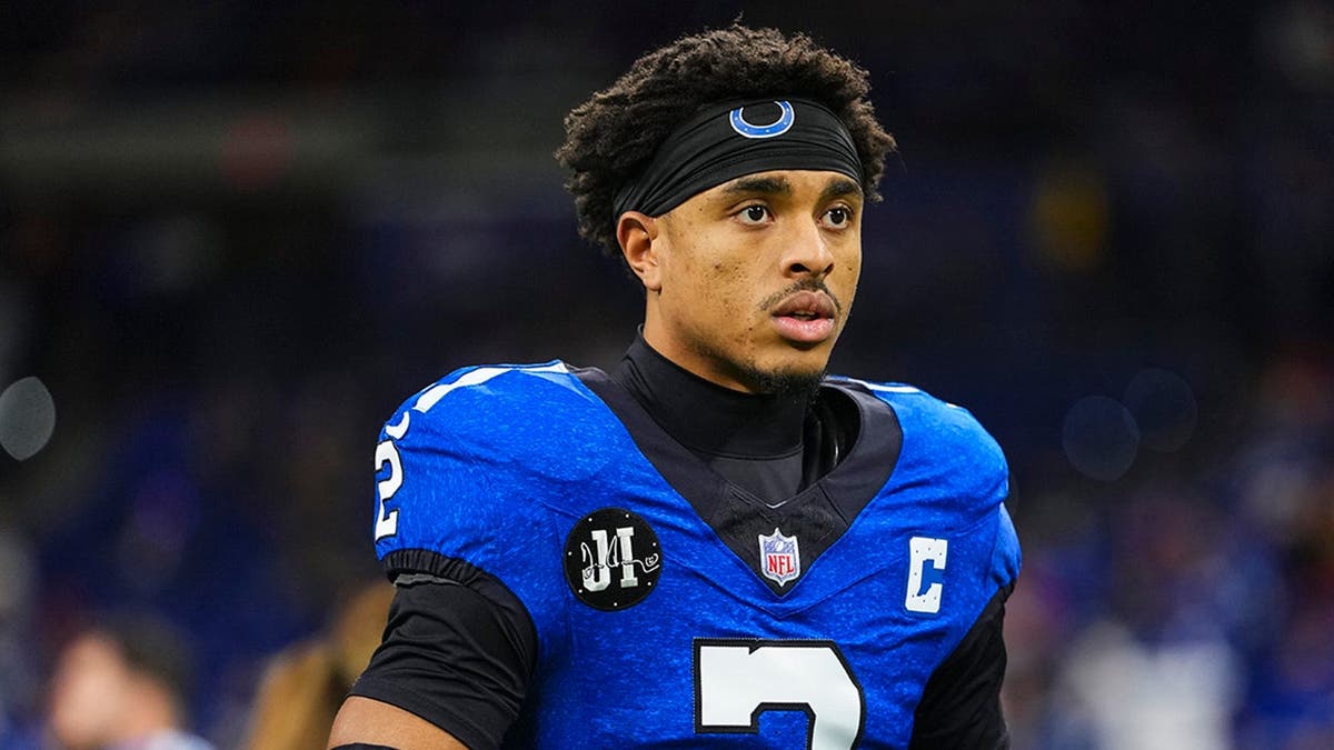 Josh Downs calienta en el campo del Lucas Oil Stadium en Indianápolis