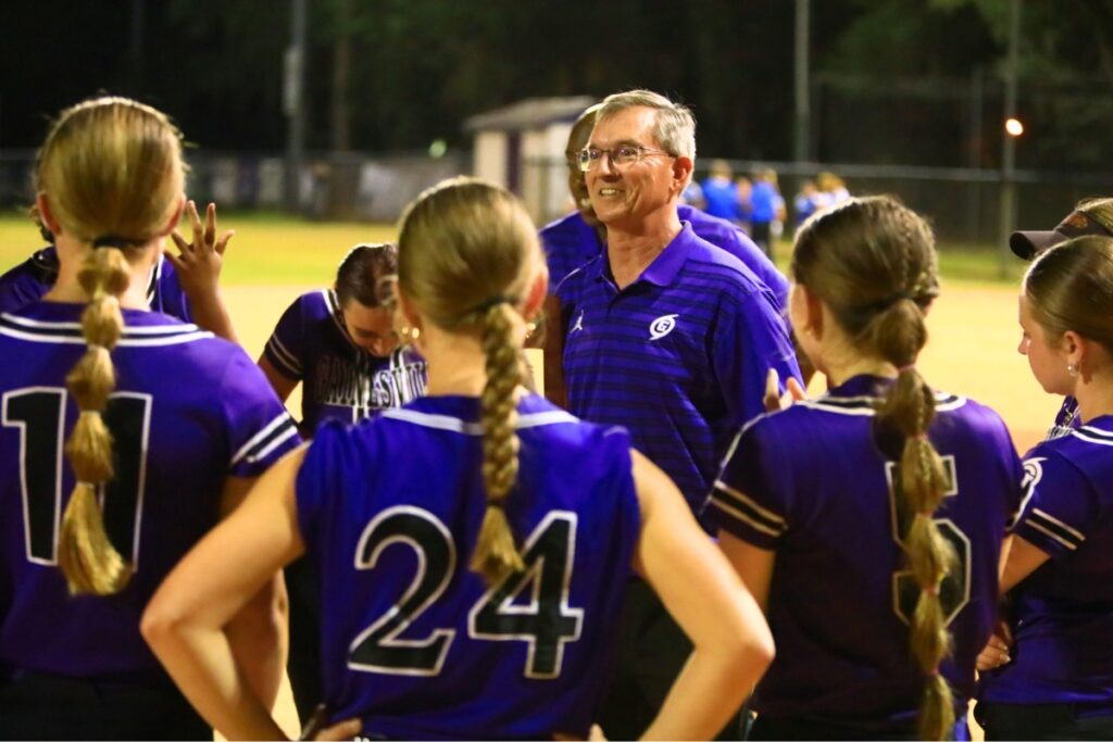 El entrenador de Gainesville, Chris Chronister, es todo sonrisas después de que los Hurricanes se recuperaron para ganar su tercer título distrital consecutivo en una victoria por 7-6 sobre Deltona. Fotografiado por CJ Gish.