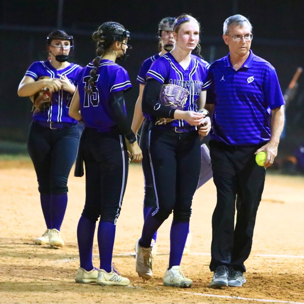 La lanzadora de Gainesville, Leanna Bordez (14), cae en la sexta entrada contra Deltona en el juego de campeonato del Distrito 5A. Fotografiado por CJ Gish.