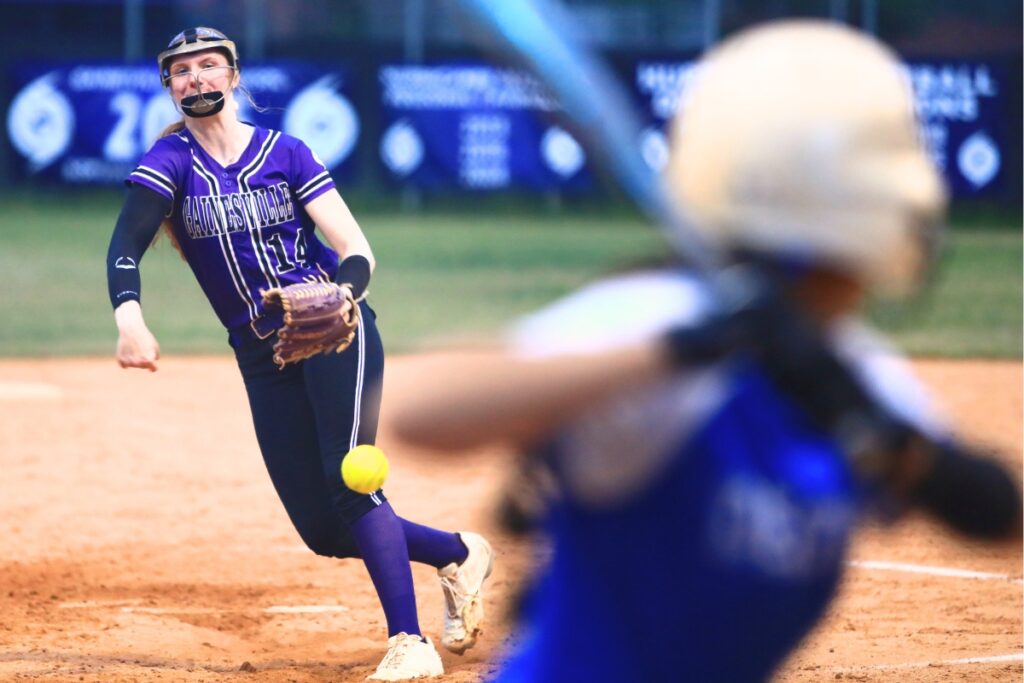 La lanzadora de Gainesville Leanna Bourdage (14) comienza en el círculo contra Deltona en el juego de campeonato del Distrito 5A. Fotografiado por CJ Gish.