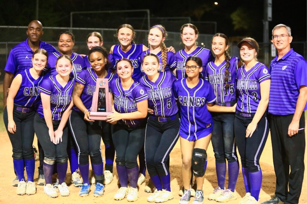 Gainesville ganó su tercer título distrital consecutivo con una victoria 7-6 sobre Deltona en el juego de campeonato 5A-Distrct 5. Fotografiado por CJ Gish.