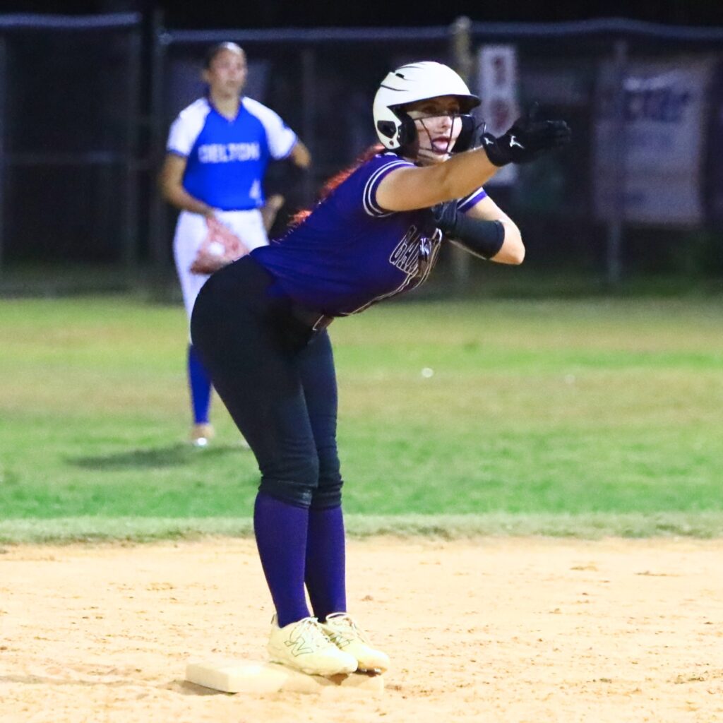 Aubrey Suárez (7) de Gainesville conecta un doble de una carrera en la sexta entrada para una ventaja de 6-4 sobre Deltona en el juego de campeonato del Distrito 5A. Fotografiado por CJ Gish.
