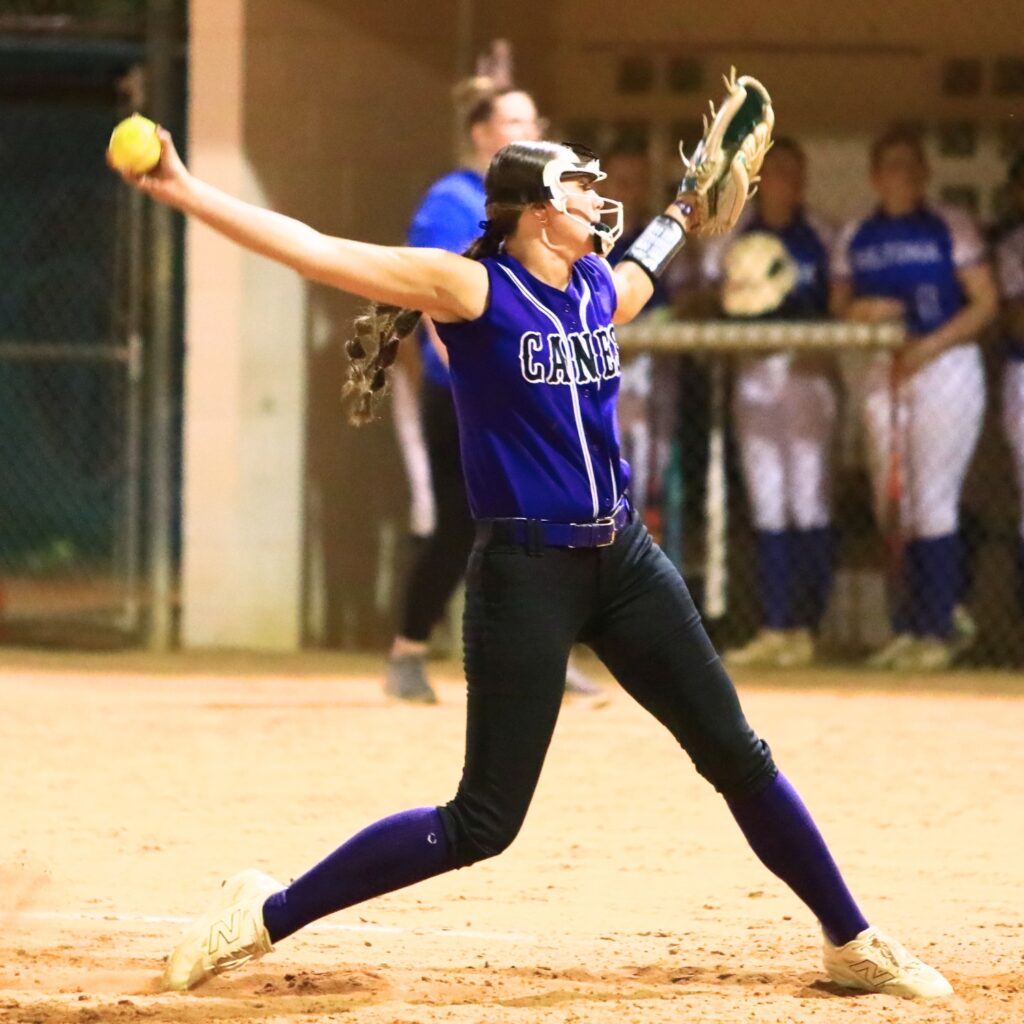 Aubrey Huddleston (12) de Gainesville lanza en la sexta entrada contra Deltona en el juego de campeonato del Distrito 5A. Fotografiado por CJ Gish.