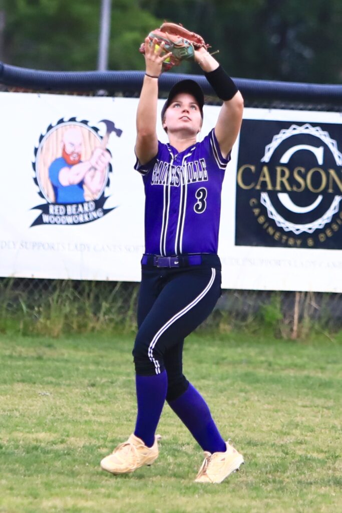 Emma Burton (3) de Gainesville hace una atrapada en la parte alta de la tercera entrada contra Deltona en el juego de campeonato del Distrito 5A. Fotografiado por CJ Gish.