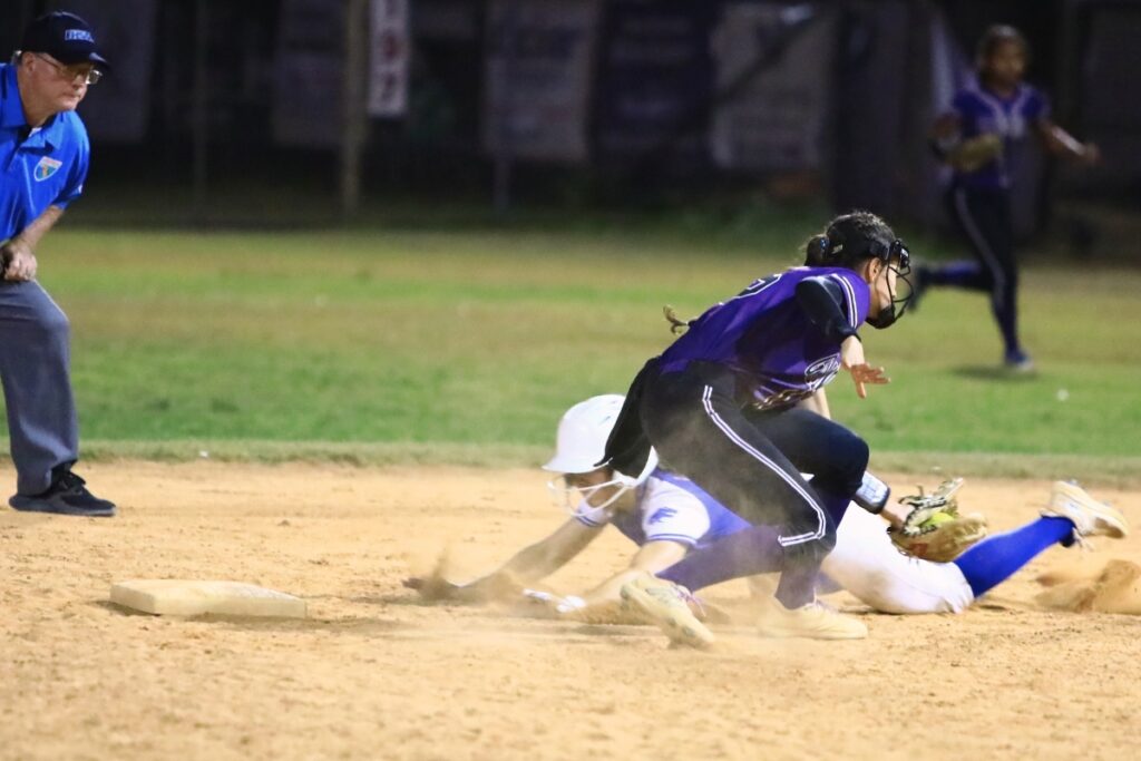 Lana Rennix (15) de Gainesville falla por poco un out en la séptima entrada contra Deltona en el juego de campeonato del Distrito 5A. Fotografiado por CJ Gish.