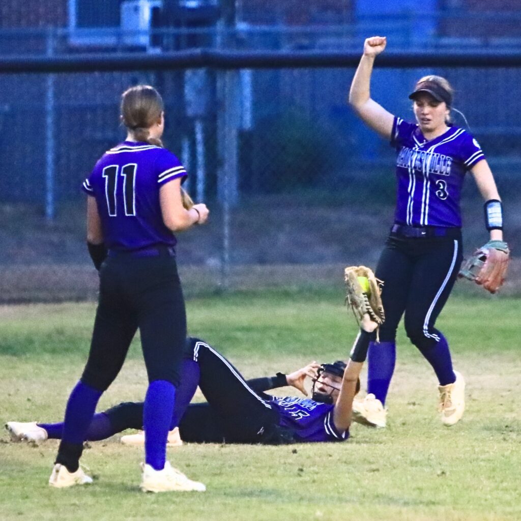 Lana Rennix (15) de Gainesville hace una atrapada para el tercer out en la quinta entrada contra Deltona en el juego de campeonato del Distrito 5A. Fotografiado por CJ Gish.