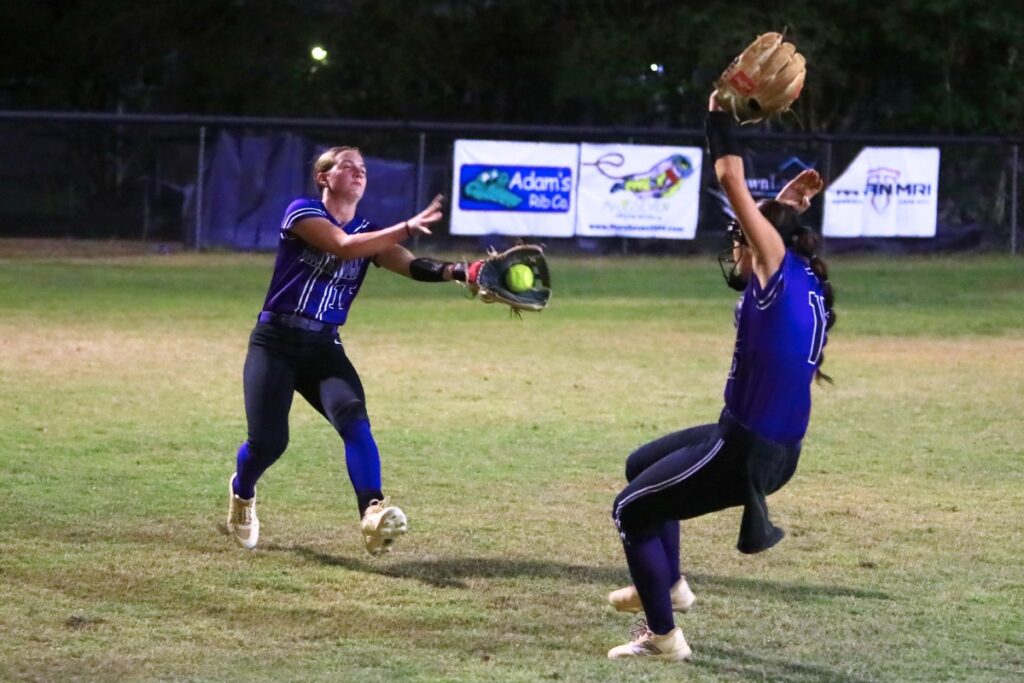 Taylor Rogers (11) de Gainesville atrapa el tercer y último out en la parte alta de la séptima entrada contra Deltona en el juego de campeonato del Distrito 5A. Foto de CJ Gish 1 (1)