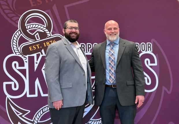 Carl Snyder, a la derecha, ha sido nombrado nuevo superintendente del Distrito Escolar de Fairport Harbor. Aquí, posa para una fotografía con el presidente de la junta escolar, Justin Levine, el 30 de abril. La foto fue tomada durante una reunión especial de la junta, poco después de que el panel votara unánimemente para seleccionar a Snyder como el nuevo líder principal del distrito. Snyder comenzará como superintendente el 1 de agosto. (Bill DeBus - The News-Herald)