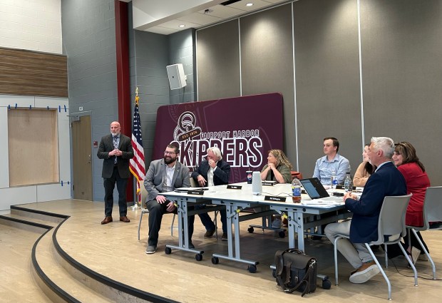 Carl Snyder, de pie a la izquierda, habla en una reunión especial de la Junta Escolar de Fairport Harbor el 30 de abril, poco después de ser contratado como nuevo superintendente del distrito. Los miembros de la junta y los administradores del distrito, sentados en las mesas, escucharon los comentarios de Snyder. Snyder comenzará oficialmente a servir como líder principal del distrito el 1 de agosto. (Bill DeBus - The News-Herald)