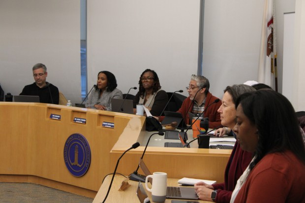 Administradores y miembros de la junta escolar del Distrito Escolar 65 de Evanston/Skokie en un comité de toda la reunión el 13 de enero de 2025. De izquierda a derecha: Miembro de la Junta Escolar Joseph Heilpern, Miembro de la Junta Escolar Maya Wilkins, Superintendente Angel Turner, Miembro de la Junta Escolar Sergio Hernández, Superintendente Adjunto de Responsabilidad Estatal y Director de Administración de Finnmark. Mitchell. (Richard Requena/Prensa pionera)