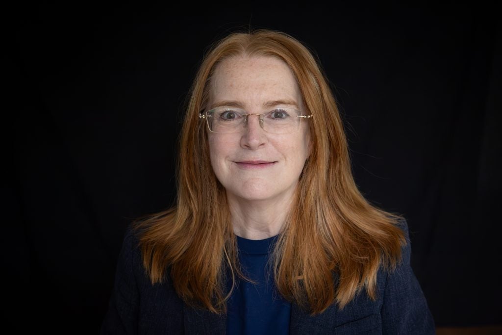 Foto de cabeza de mujer con gafas sobre fondo negro