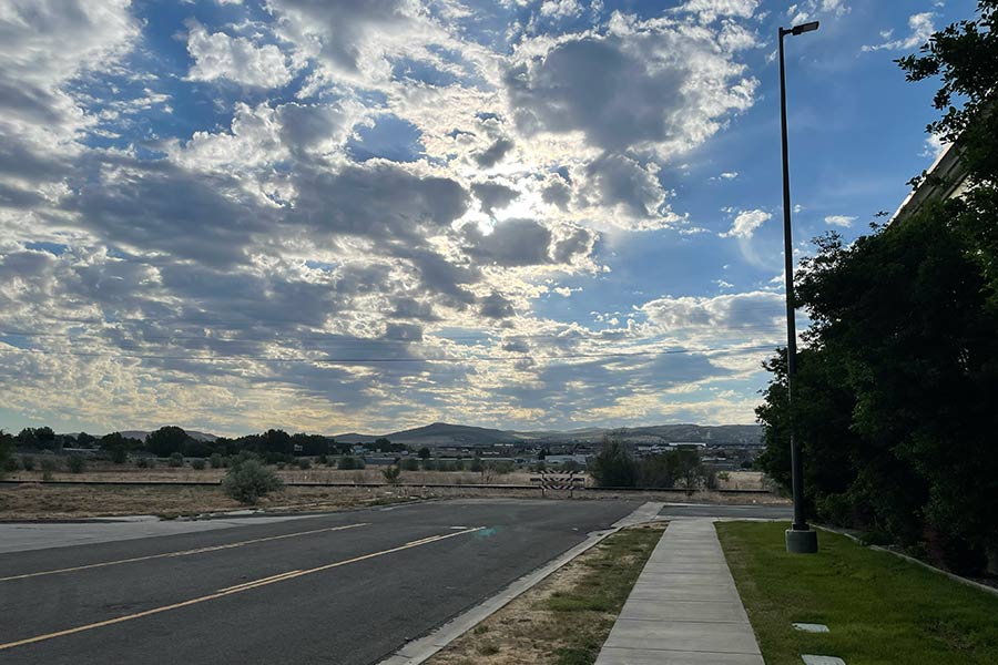 Donde el cruce del ferrocarril ingresará al área de Pocatello Square.