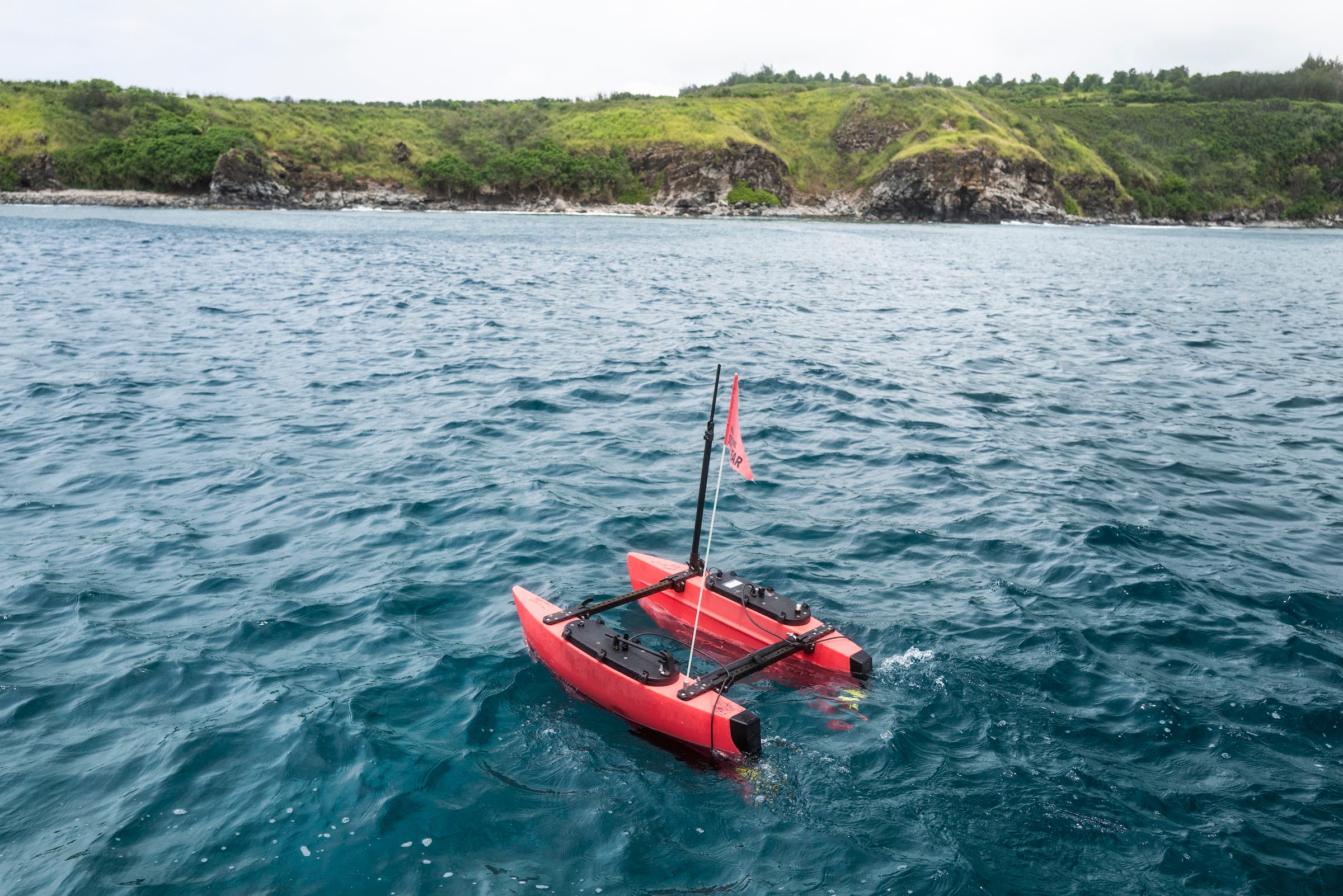 Un barco robótico rojo en la bahía de Honolulu